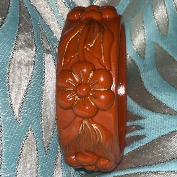 Vintage rust orange floral plastic bangle bracelet - Picture 3 of 9